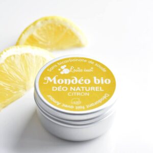 Quelle est la différence entre un déodorant et un anti-transpirant ? La plupart des gens utilisent une forme de déodorant ou d'anti-transpirant tous les jours, mais beaucoup ne connaissent pas la différence entre ces deux produits. Le déodorant naturel aide à masquer les odeurs corporelles en neutralisant les bactéries à l'origine des odeurs. L'anti-transpirant, quant à lui, agit en bloquant la production de sueur. Les deux produits peuvent être efficaces pour combattre les odeurs corporelles, mais ils agissent de manière différente. Le déodorant est un bon choix pour les personnes qui transpirent beaucoup, car il peut aider à garder la peau sèche et à réduire les risques d'accumulation de bactéries. L'anti-transpirant, quant à lui, est plus efficace pour prévenir la transpiration en premier lieu. Il peut être un bon choix pour les personnes qui sont sensibles aux odeurs ou qui veulent rester au sec pendant une activité intense. Bien entendu, laisser les sécrétions naturelles du corps s'évacuer est une meilleure solution à long terme.