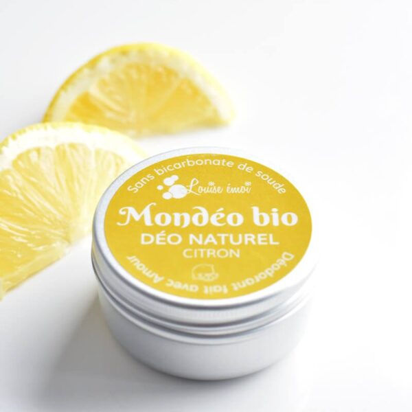 Quelle est la différence entre un déodorant et un anti-transpirant ? La plupart des gens utilisent une forme de déodorant ou d'anti-transpirant tous les jours, mais beaucoup ne connaissent pas la différence entre ces deux produits. Le déodorant naturel aide à masquer les odeurs corporelles en neutralisant les bactéries à l'origine des odeurs. L'anti-transpirant, quant à lui, agit en bloquant la production de sueur. Les deux produits peuvent être efficaces pour combattre les odeurs corporelles, mais ils agissent de manière différente. Le déodorant est un bon choix pour les personnes qui transpirent beaucoup, car il peut aider à garder la peau sèche et à réduire les risques d'accumulation de bactéries. L'anti-transpirant, quant à lui, est plus efficace pour prévenir la transpiration en premier lieu. Il peut être un bon choix pour les personnes qui sont sensibles aux odeurs ou qui veulent rester au sec pendant une activité intense. Bien entendu, laisser les sécrétions naturelles du corps s'évacuer est une meilleure solution à long terme.